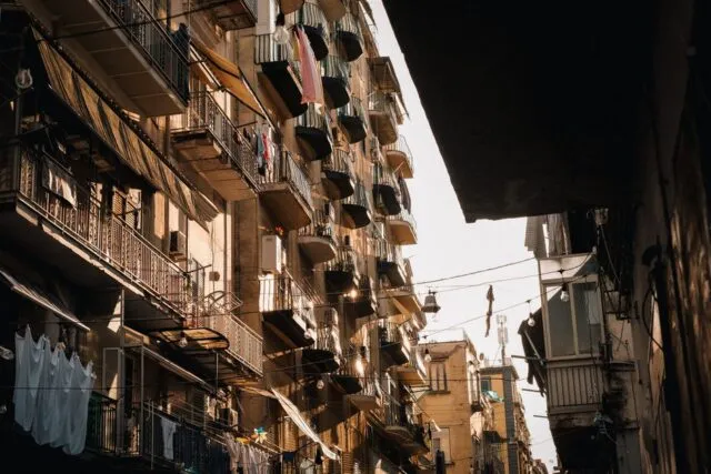 Blocuri dintr-un cartier cu străzi liniștite, văzute într-o după-amiază de toamnă